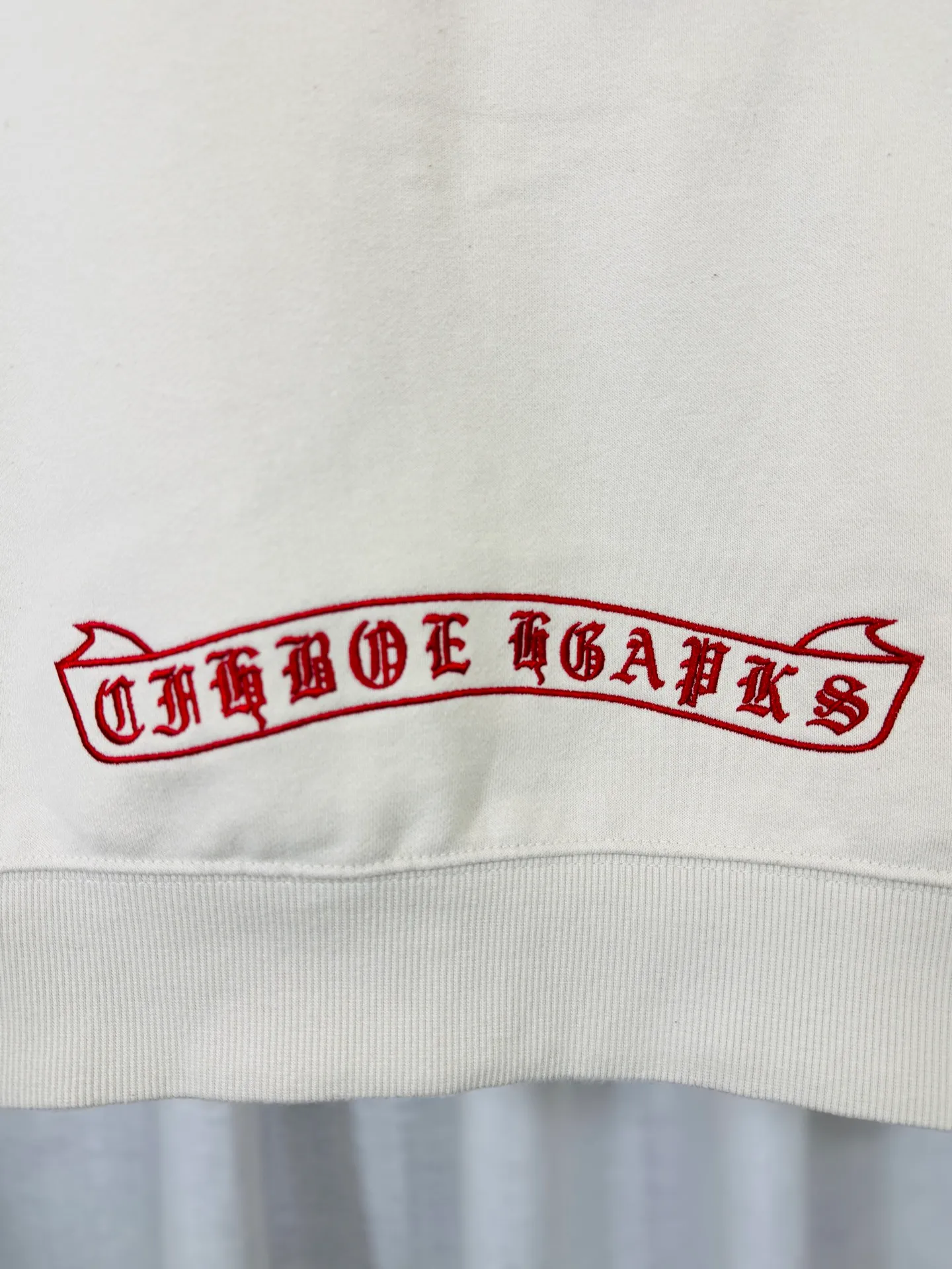 P340 top version, real shot without P, ​​different from market currency) 𝗖𝗵𝗿𝗼𝗺𝗲 𝗛𝗲𝗮𝗿𝘁𝘀/Cro Heart 2025 washed and burned flower patch embroidered autumn and winter new original single counter American patchwork 3D three-dimensional patch couple casual cardigan sweatshirt 👑The highest version! Customized fabric 480g tripe terry fabric! American acid-washed and distressed original fabric, laser burning + patch embroidery, exquisite embroidery of letters! The best-selling model in the counter, very comfortable to wear. Accessories: original molded and authenticated collar label➕100% silk wash label. Genuine purchase-grade original hangtag➕matching hanging rope➕3D hanging beads➕original packaging bag. Craftsmanship: The original version has consistent wiring! The highest version of the armhole matching technique! Color: Black Apricot Size: S M L XL Style Number: 25-318